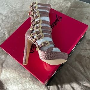 Nelly Bernal Draco size 10 NEVER WORN!